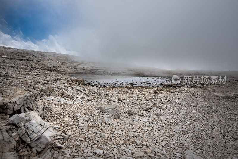 Trentino上阿迪杰，意大利:Dolomites - Pordoi山口，徒步到Piz Boè， Sella集团